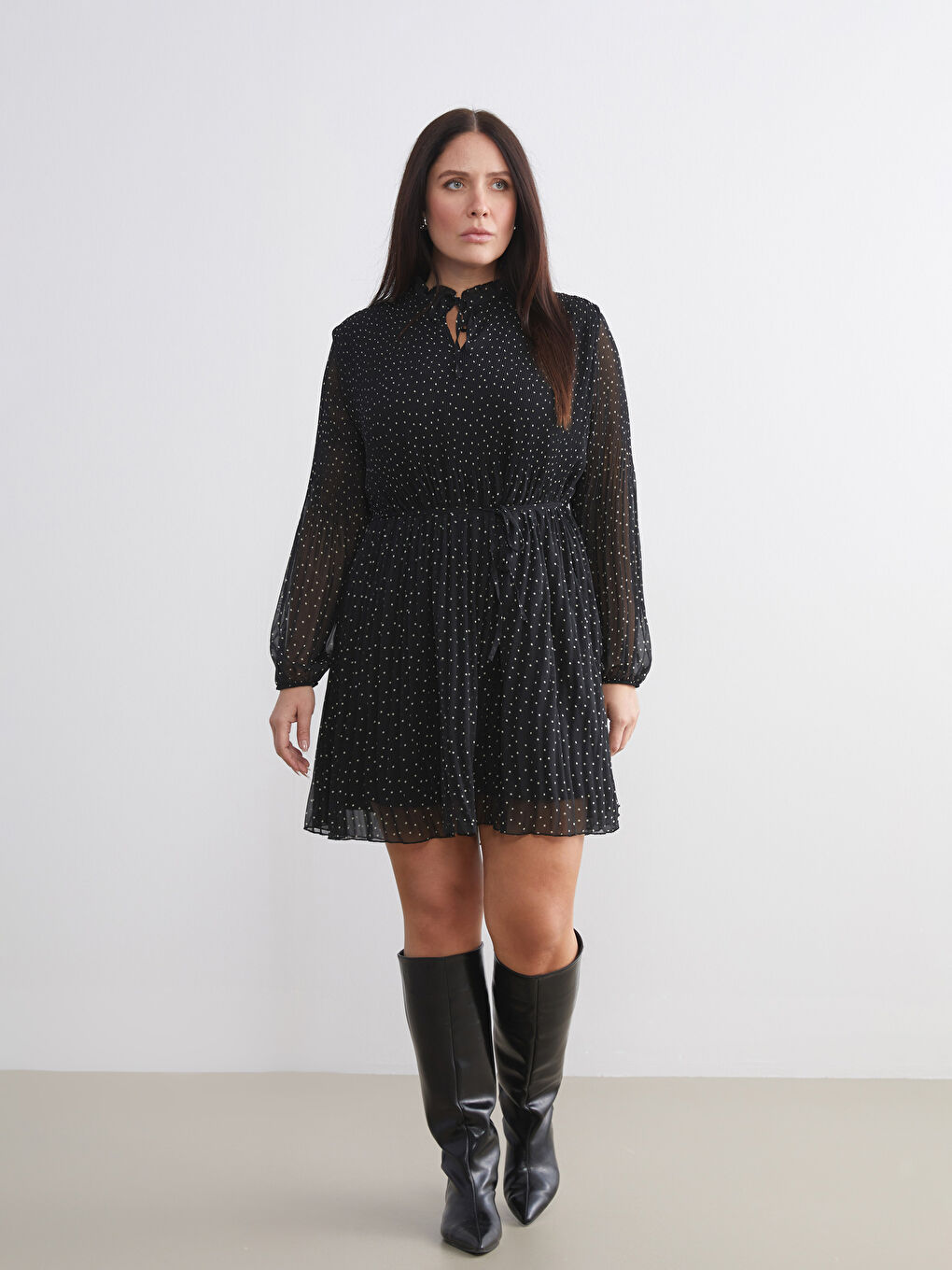 Siyah Bağlamalı Yaka Puantiyeli Şifon Pileli Elbise-1