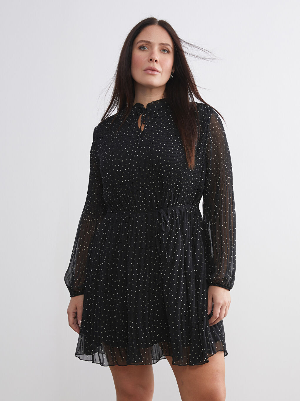 Siyah Bağlamalı Yaka Puantiyeli Şifon Pileli Elbise-5