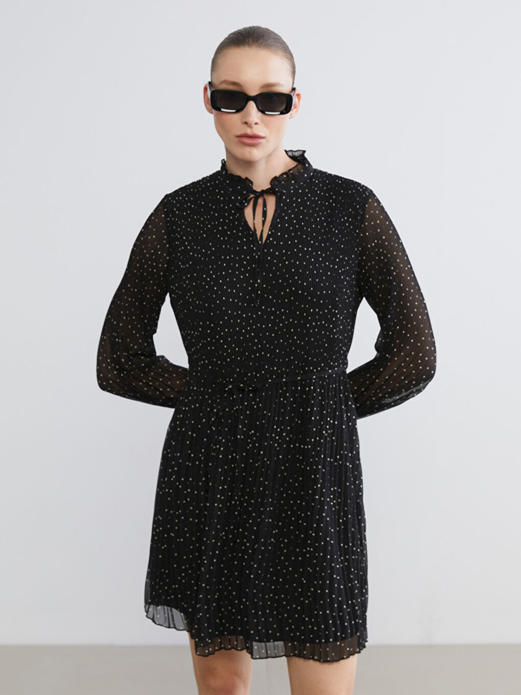 Siyah Bağlamalı Yaka Puantiyeli Şifon Pileli Elbise