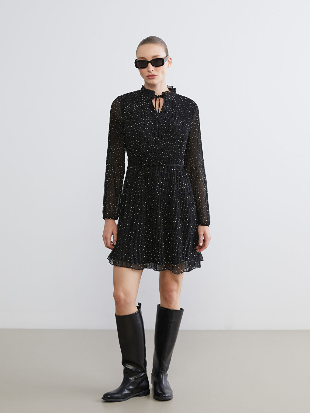 Siyah Bağlamalı Yaka Puantiyeli Şifon Pileli Elbise-2