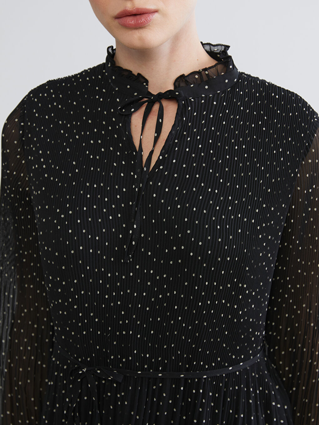 Siyah Bağlamalı Yaka Puantiyeli Şifon Pileli Elbise-3