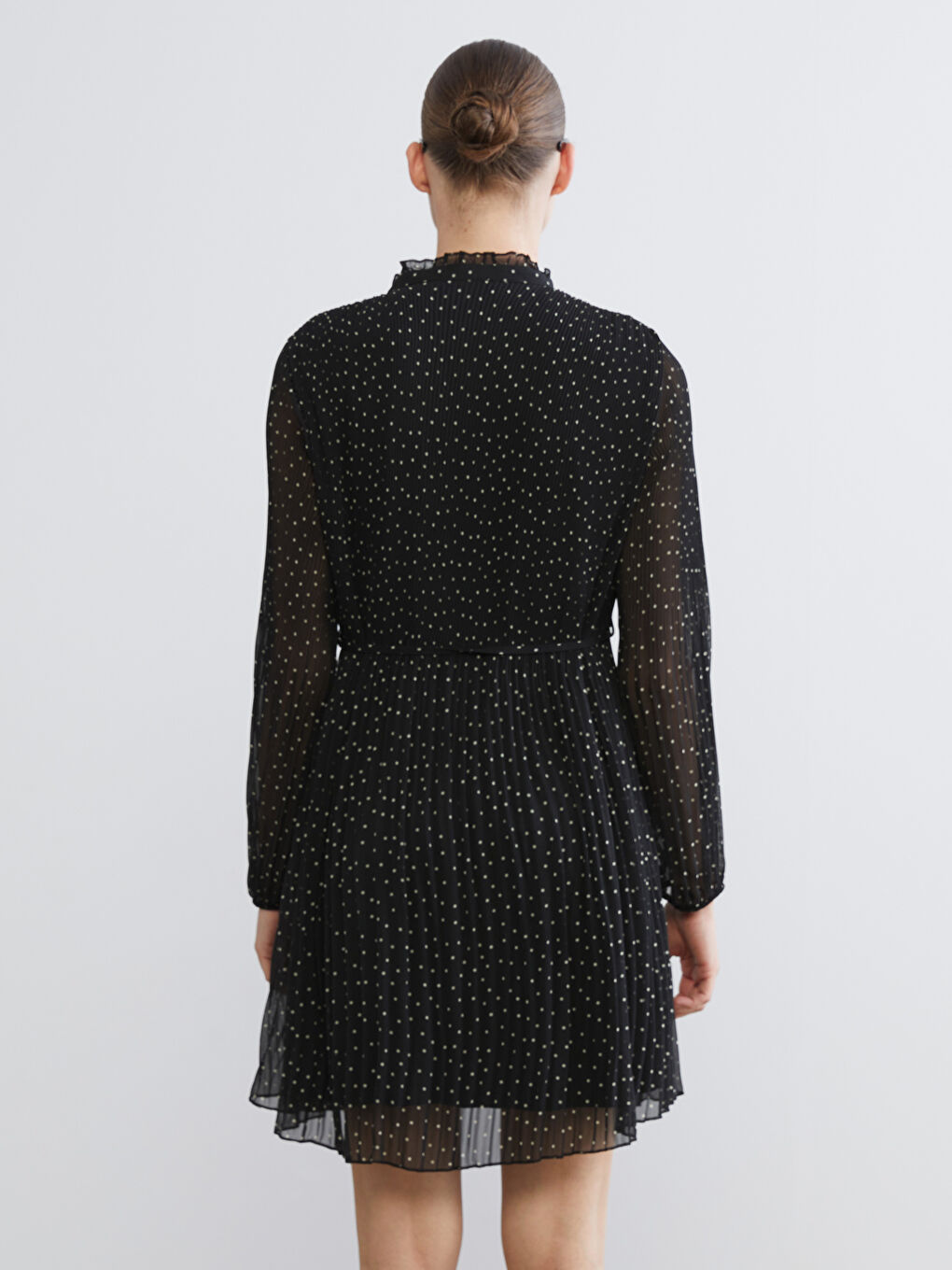 Siyah Bağlamalı Yaka Puantiyeli Şifon Pileli Elbise-4