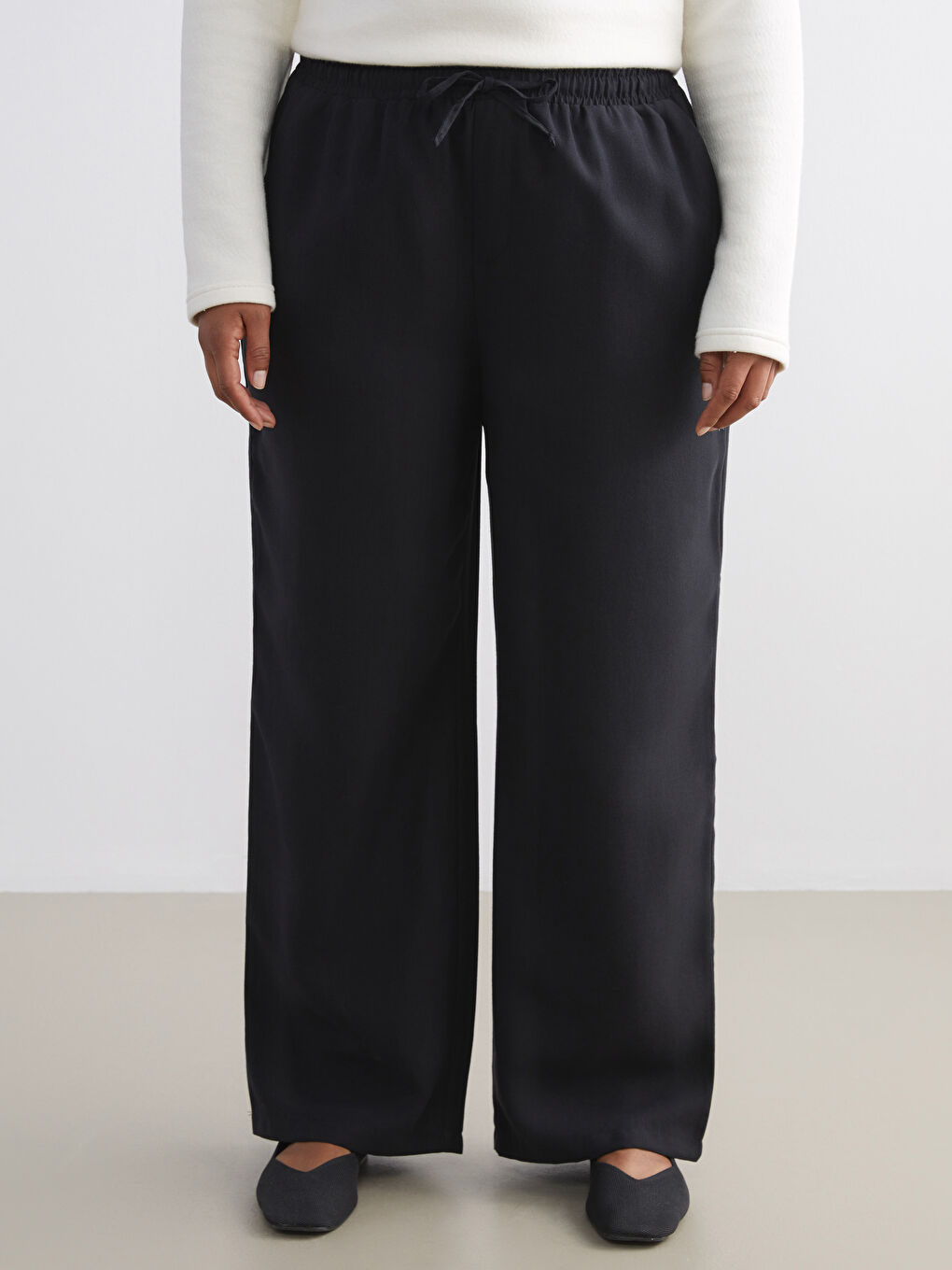 Siyah Büyük Beden Beli Lastikli Geniş Paça Kadın Pantolon-2