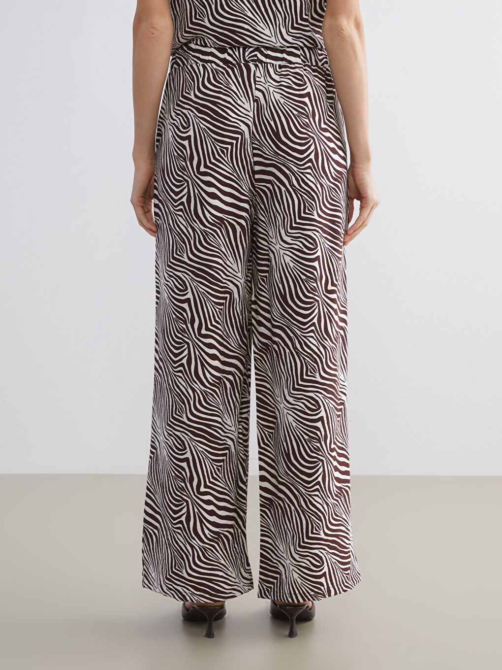 Kahverengi Beli Lastikli Zebra Desenli Kadın Pantolon-3