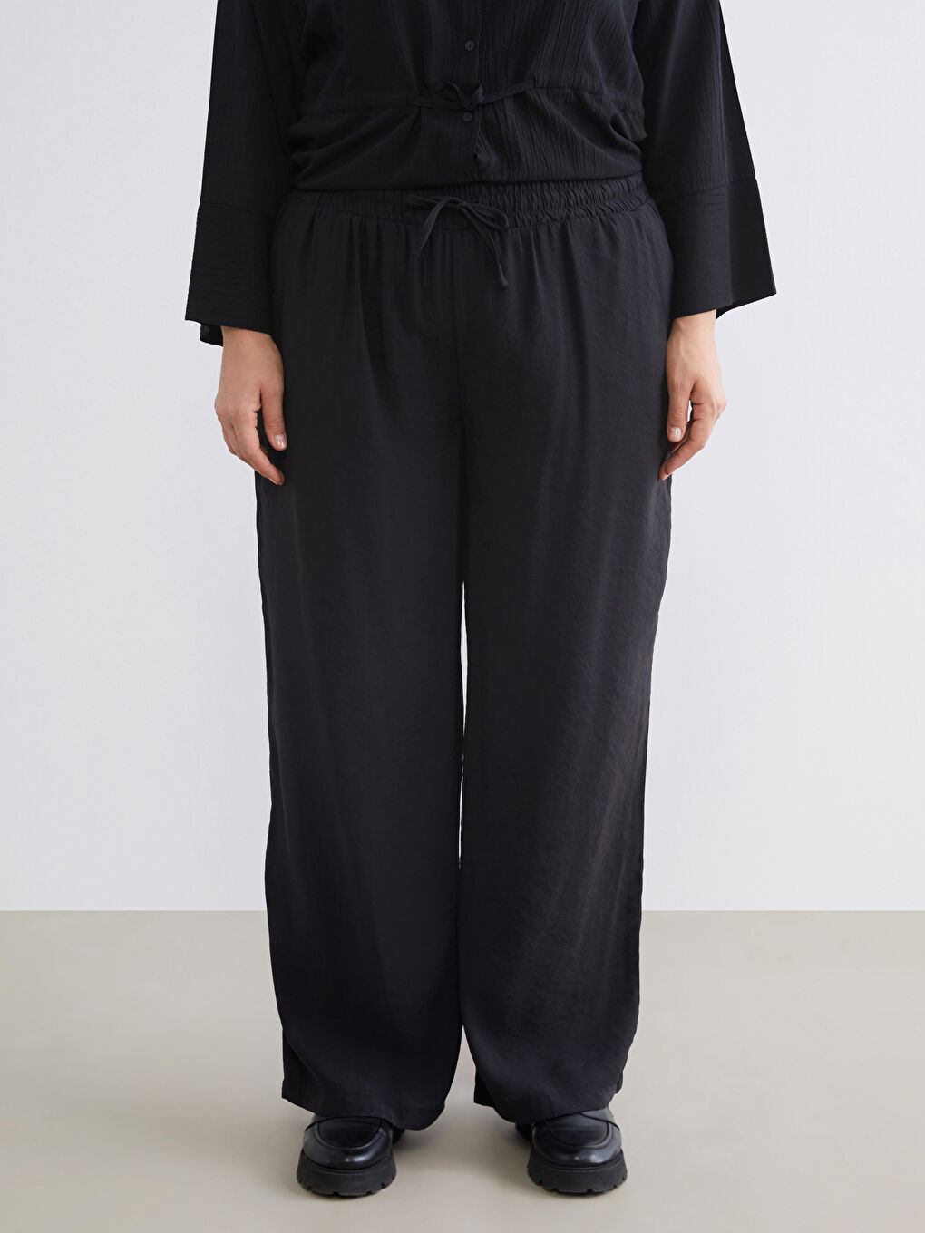 Siyah Beli Lastikli Geniş Paça Kadın Pantolon-1