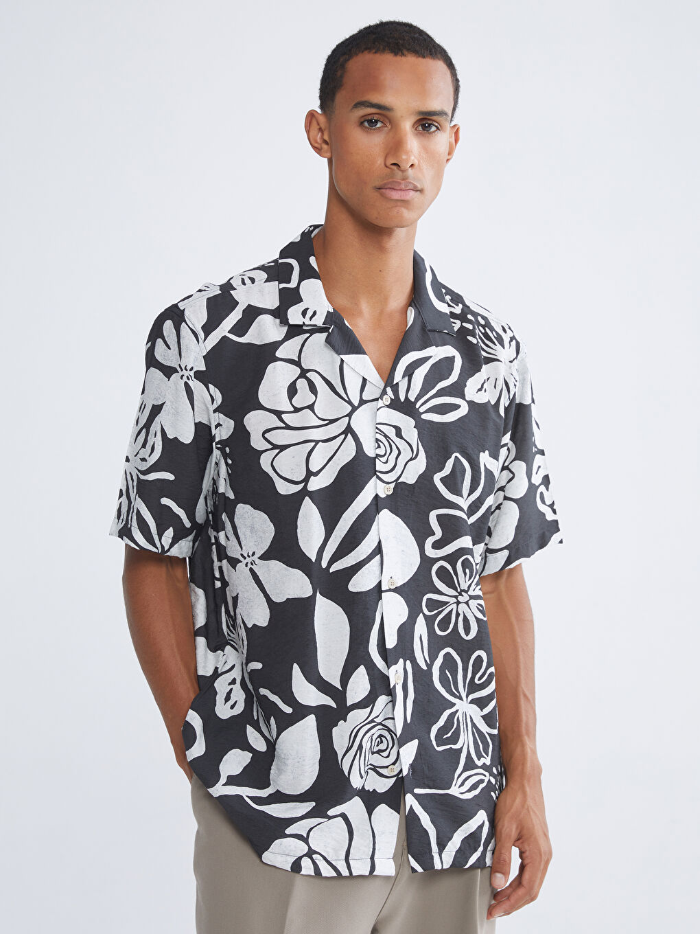 Siyah Regular Fit Resort Yaka Kısa Kollu Desenli Viskon Erkek Gömlek
