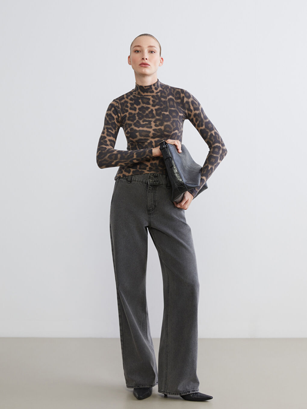 Bej Dik Yaka Leopar Desenli Kadın Body-1