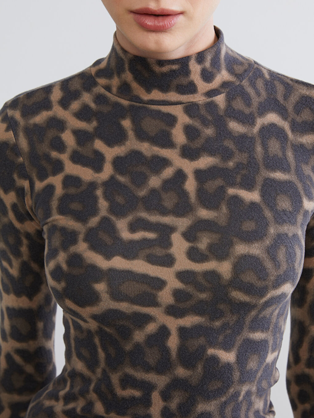 Bej Dik Yaka Leopar Desenli Kadın Body-2