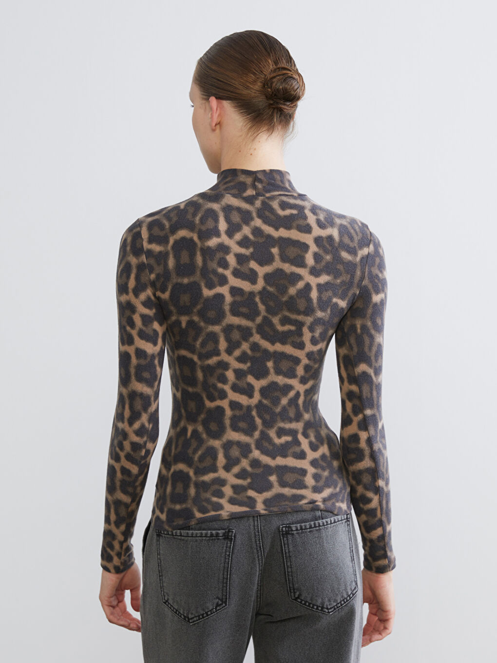 Bej Dik Yaka Leopar Desenli Kadın Body-3