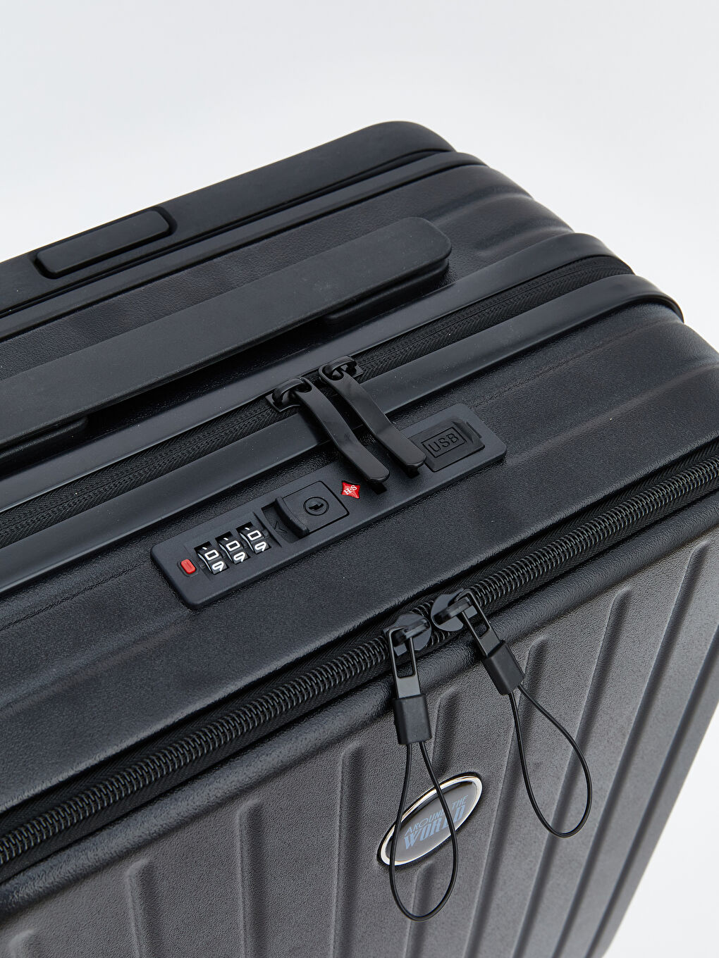 Siyah Kilit Detaylı Küçük Boy Valiz-4