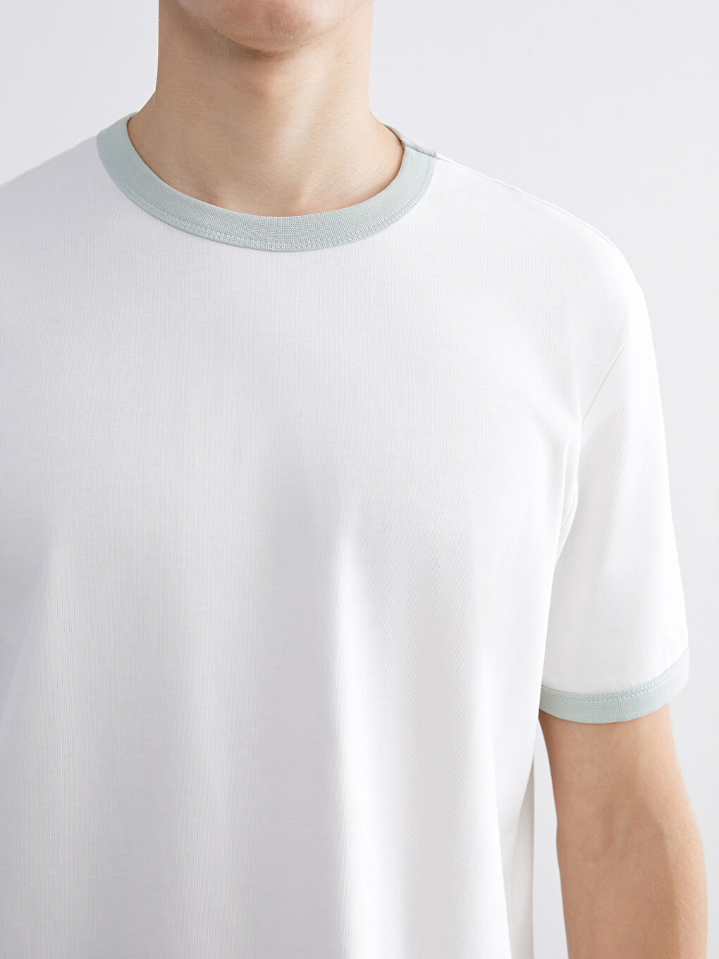 Ekru Kontrast Detaylı Penye Erkek Tişört-2