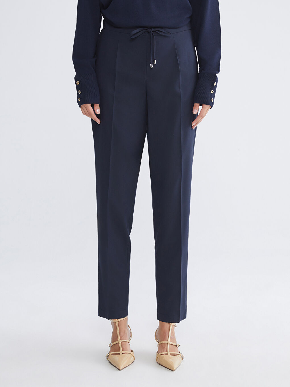 Elastic Waist Carrot Fit Women's Pleated Trousers-1