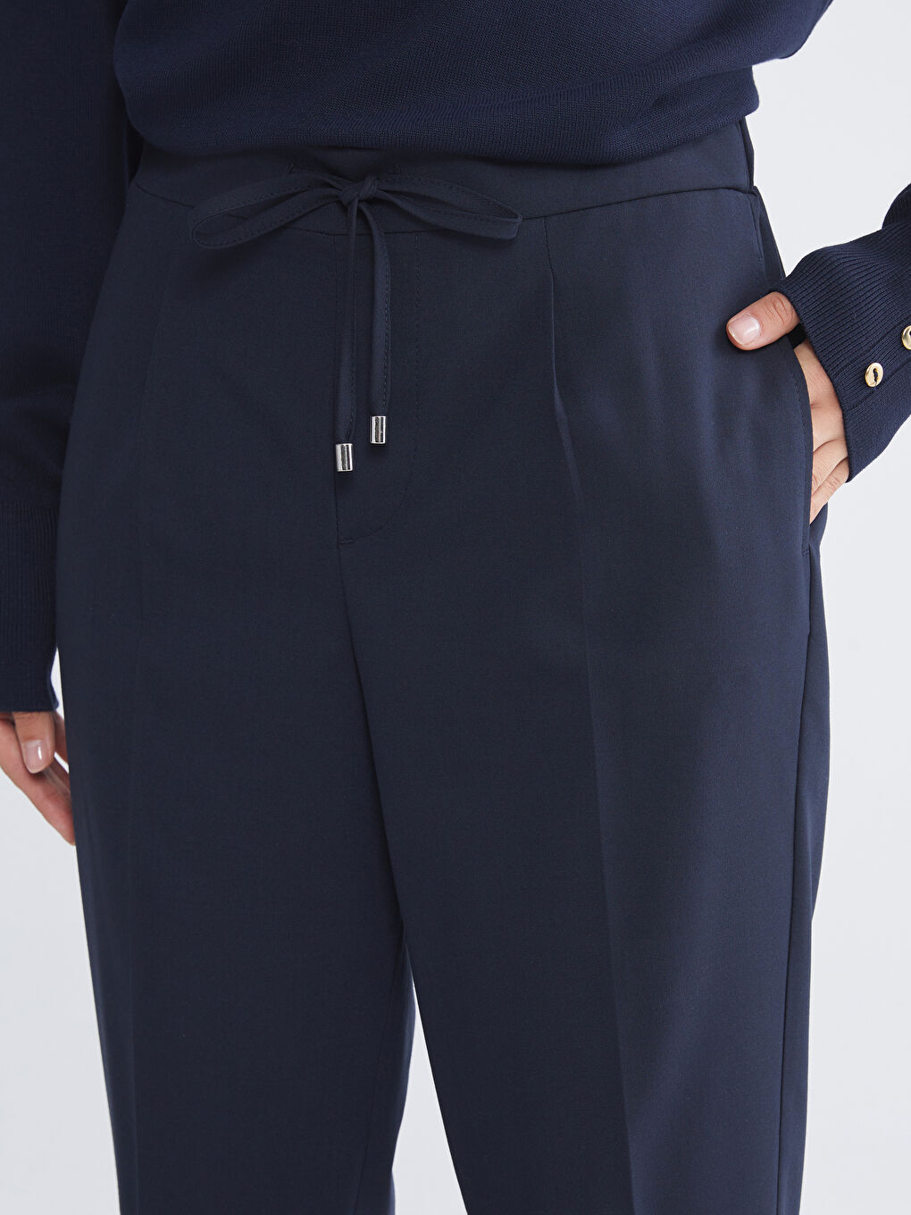 Elastic Waist Carrot Fit Women's Pleated Trousers-2