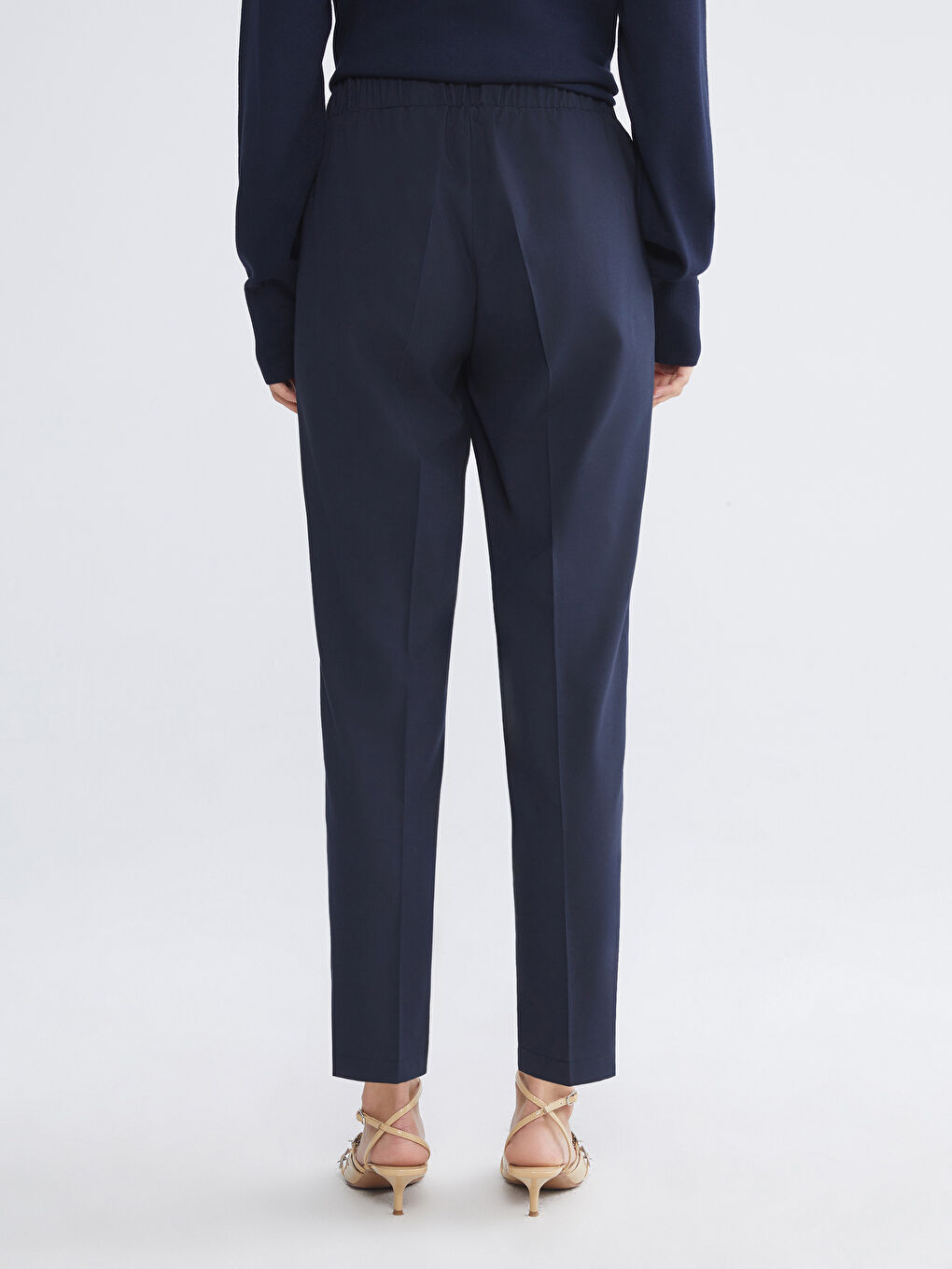 Elastic Waist Carrot Fit Women's Pleated Trousers-3