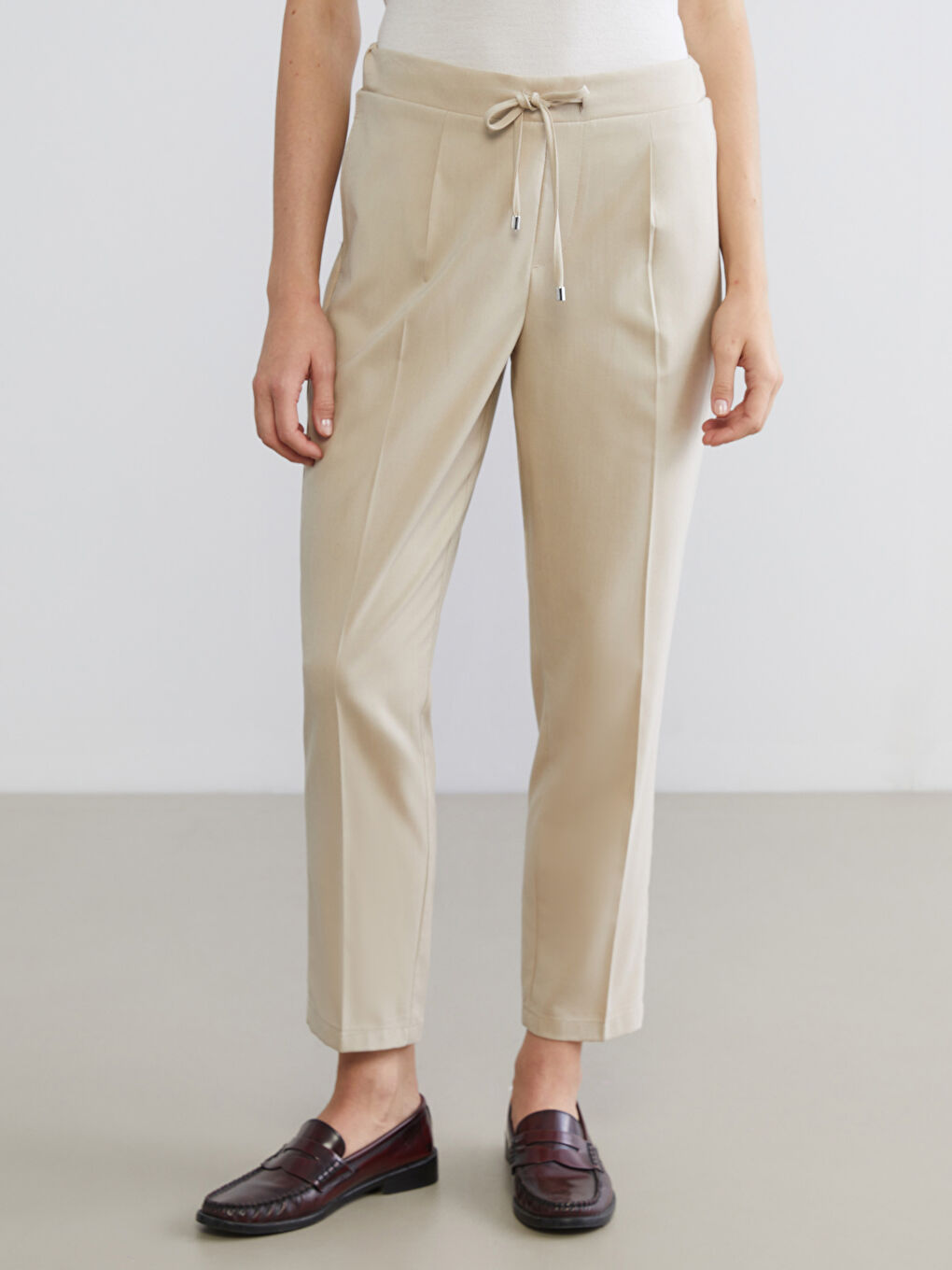 Bej Beli Lastikli Havuç Kesim Kadın Pileli Pantolon-1