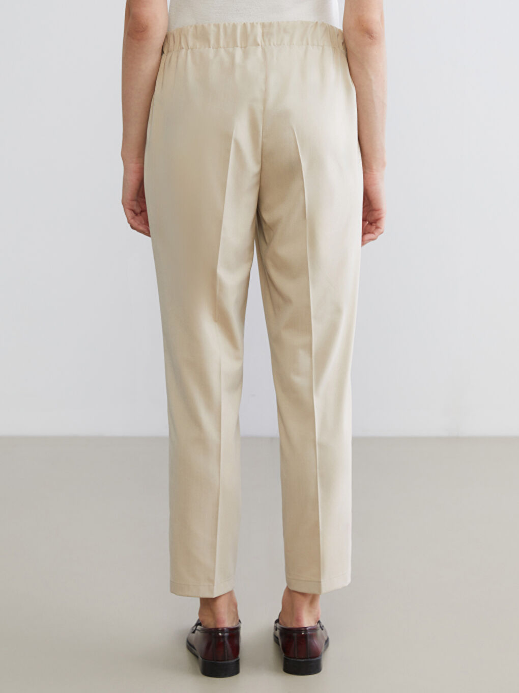 Bej Beli Lastikli Havuç Kesim Kadın Pileli Pantolon-3