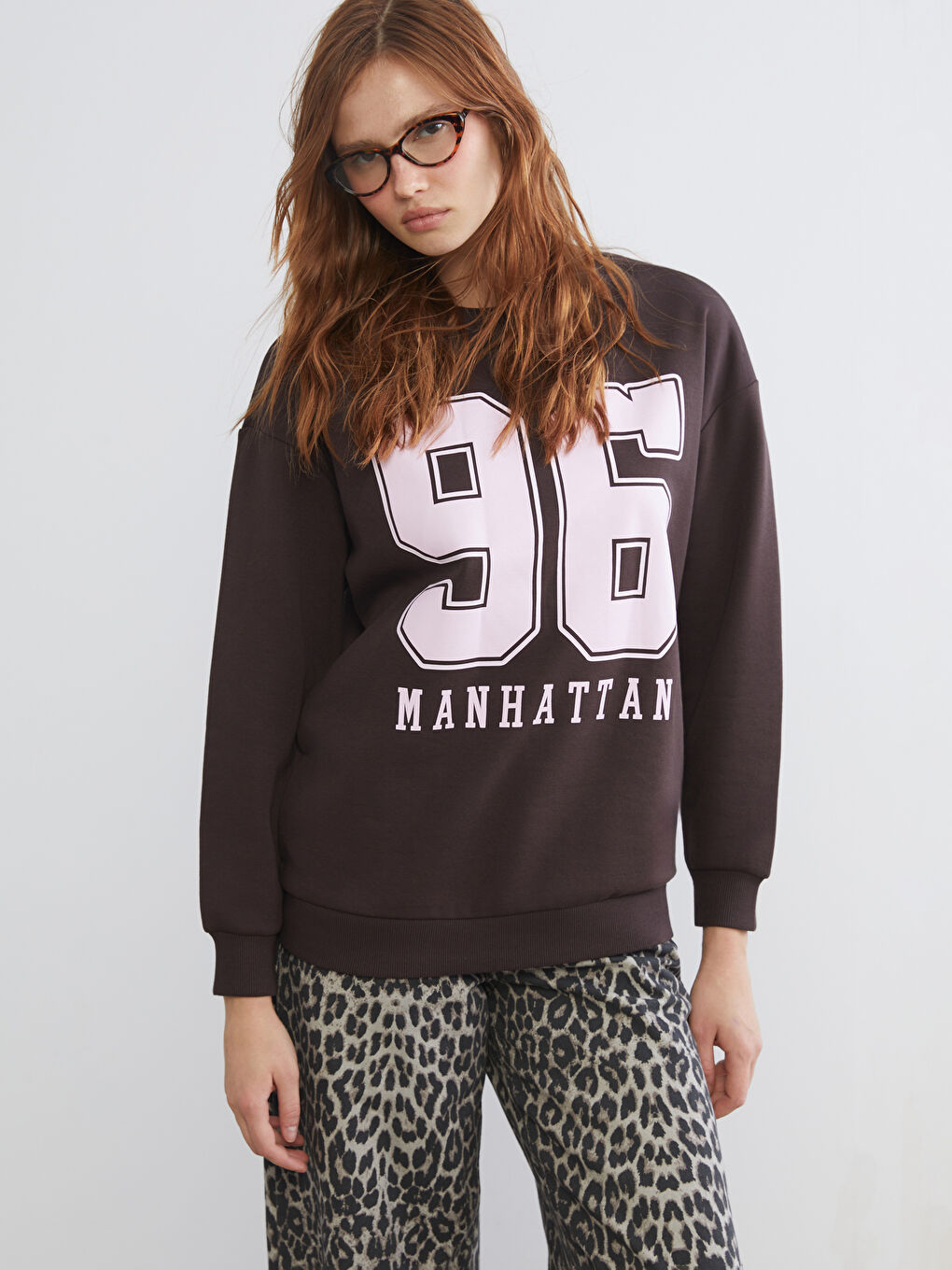Kahverengi Bisiklet Yaka Baskılı Oversize Kadın Sweatshirt