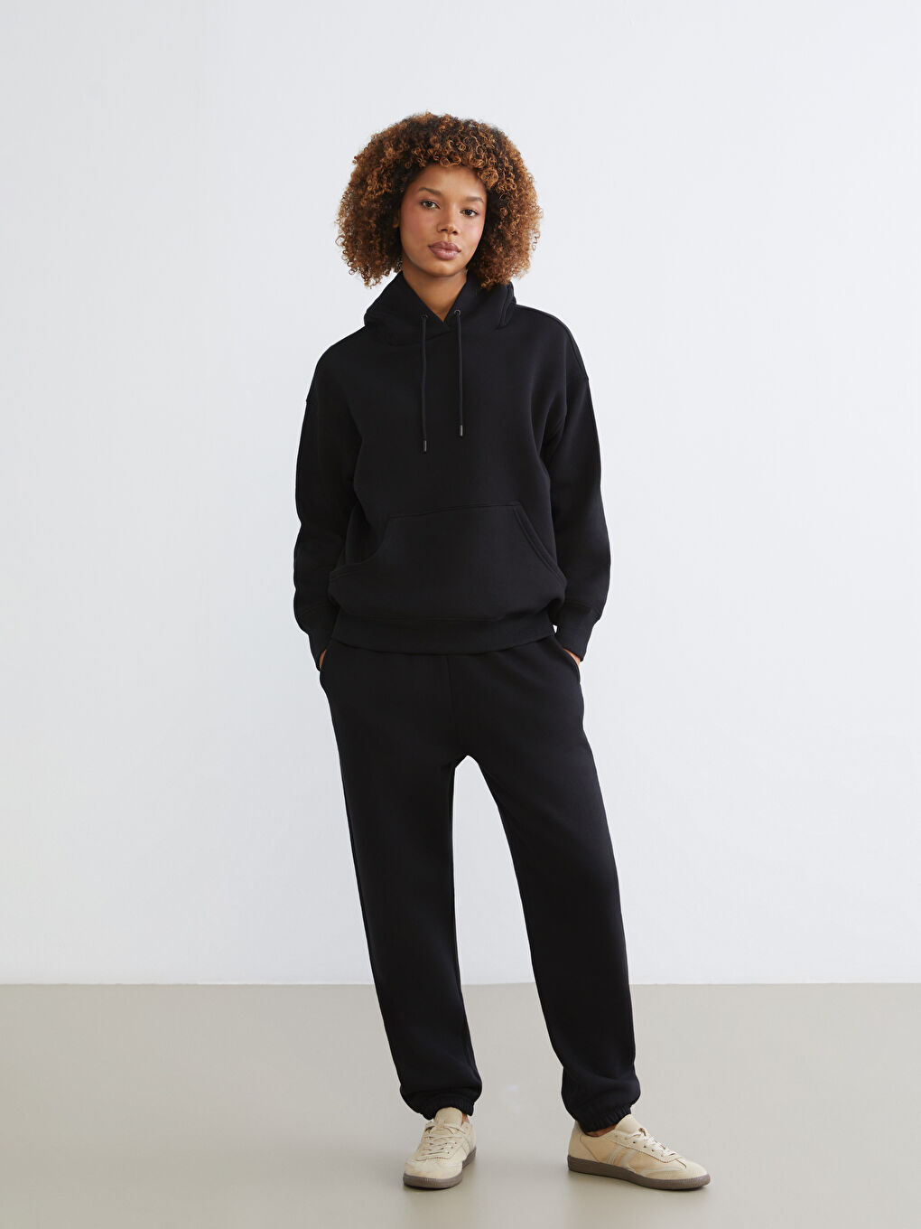 Siyah Kanguru Cepli Kadın Kalın Hoodie-1