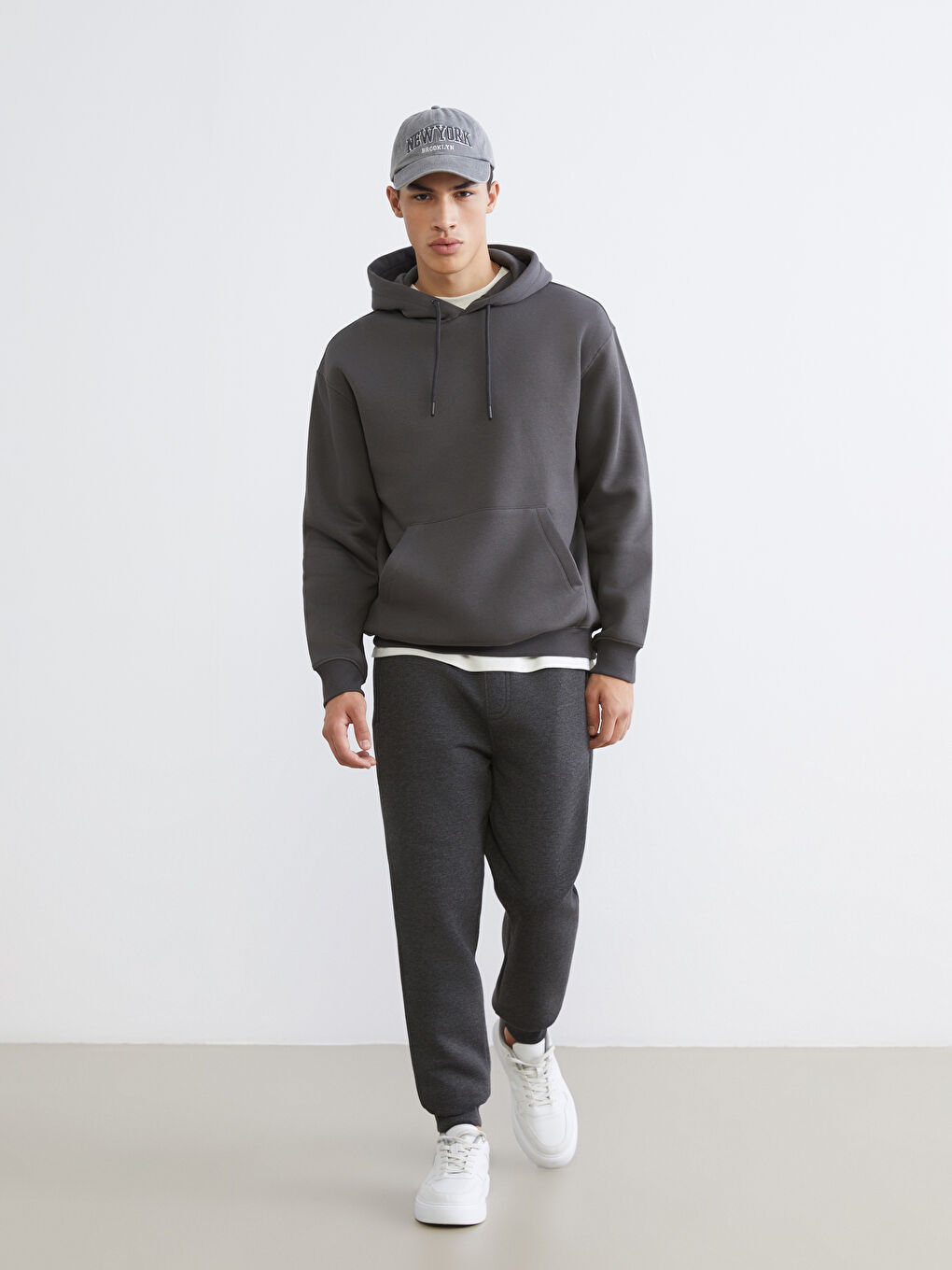 Толстовка с карманом-кенгуру для мужчин средней толщины-1