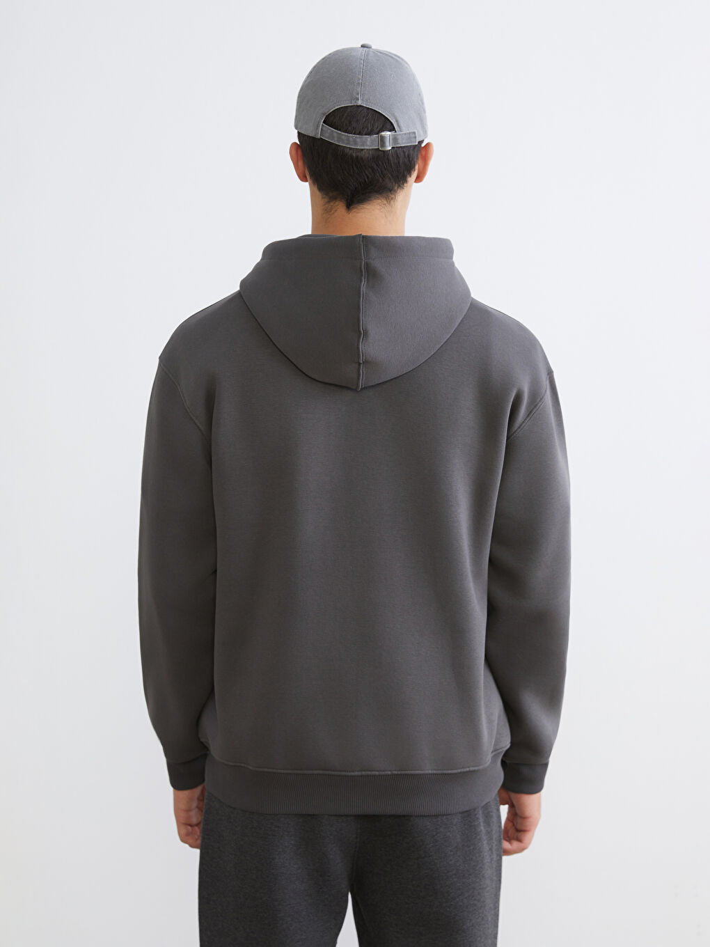 Толстовка с карманом-кенгуру для мужчин средней толщины-3