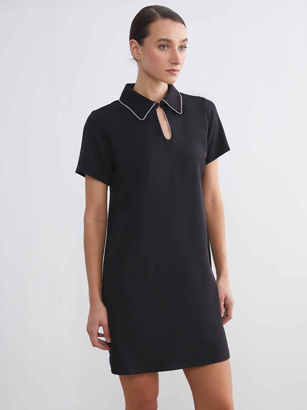 Siyah Gömlek Yaka Taşlı Mini Elbise