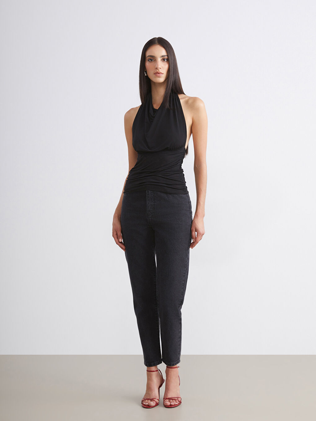 Siyah Dökümlü Halter Yaka Büzgülü Bluz-1