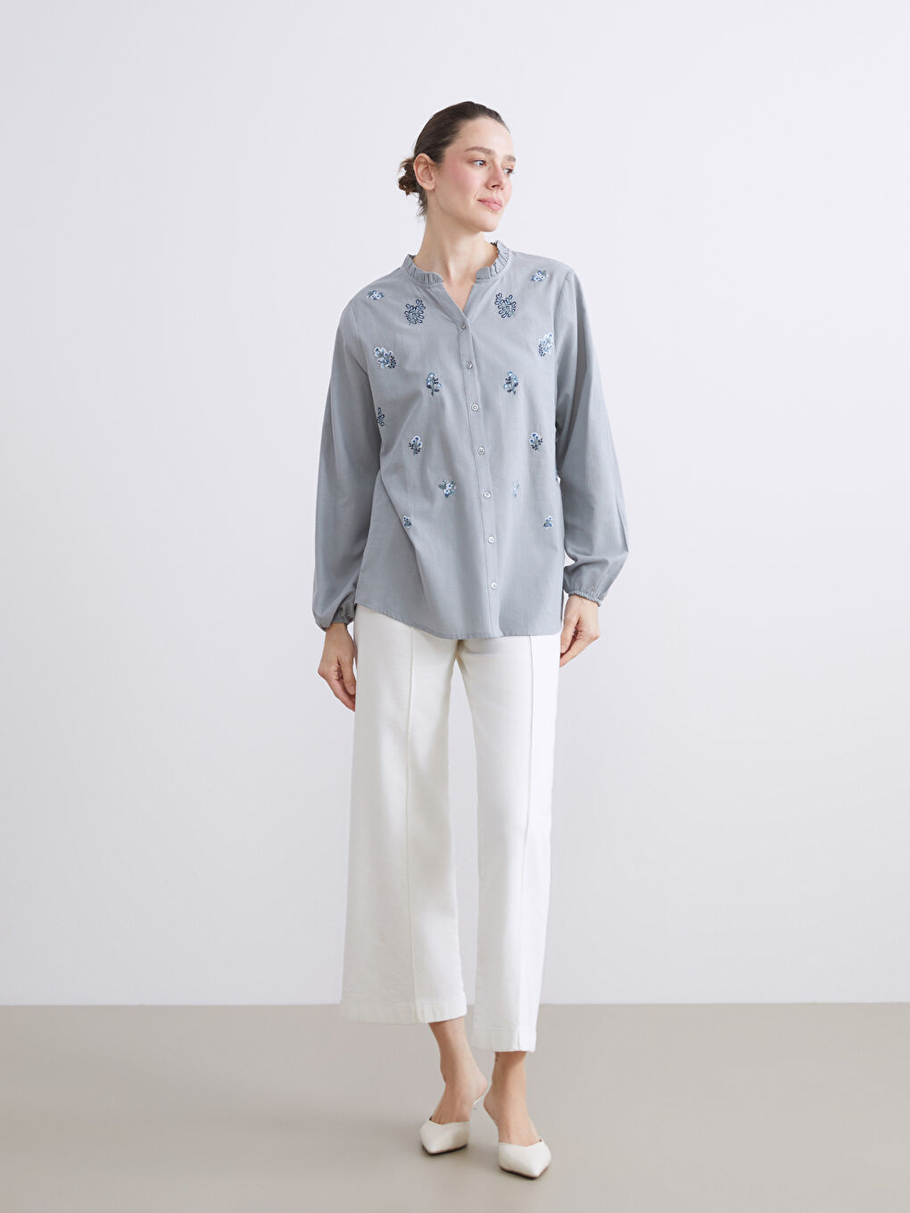 Gri Kaçık Yaka Çiçekli Kadın Gömlek-1