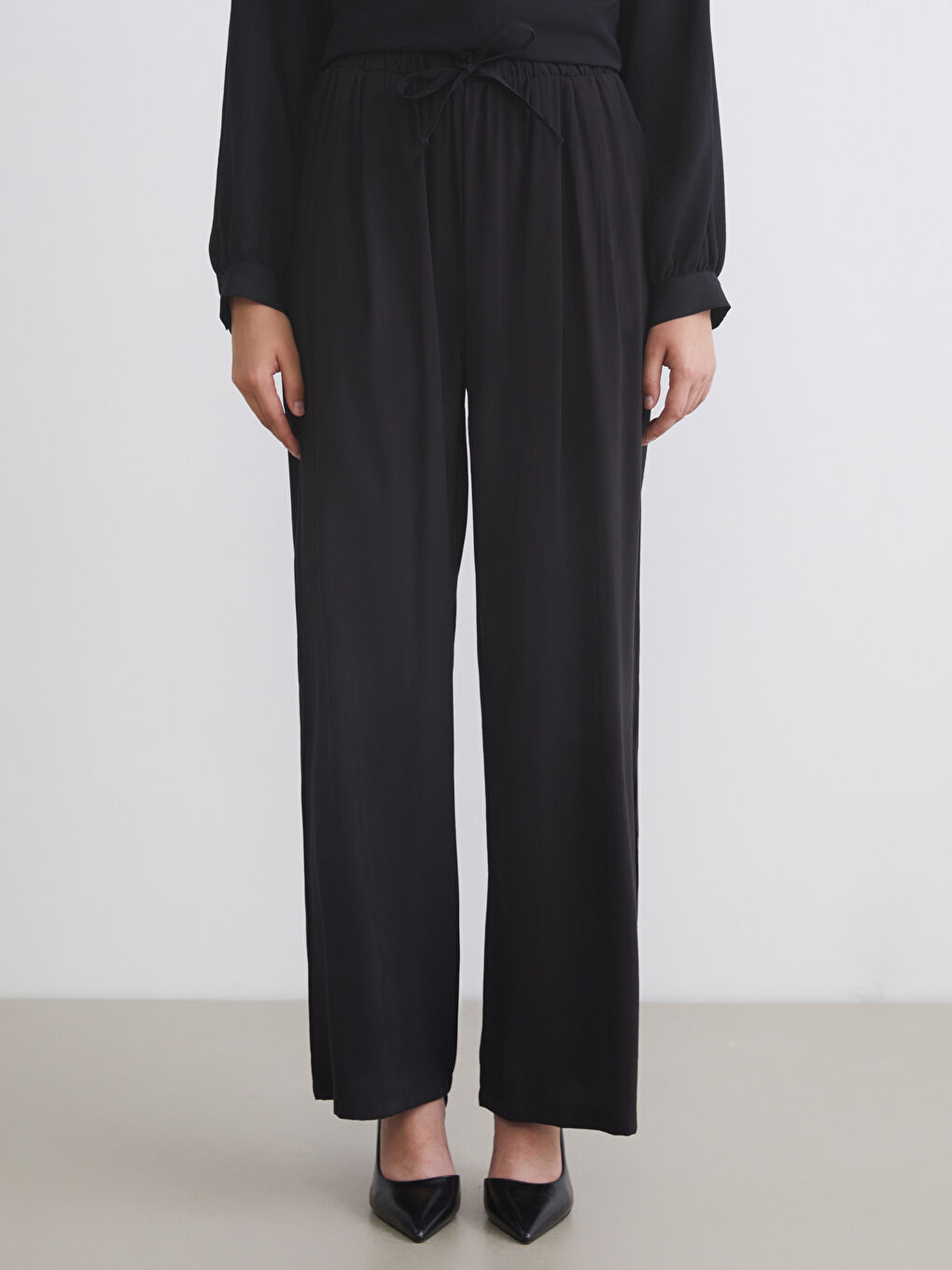 Siyah Beli Lastikli Geniş Paça Kadın Pantolon-1