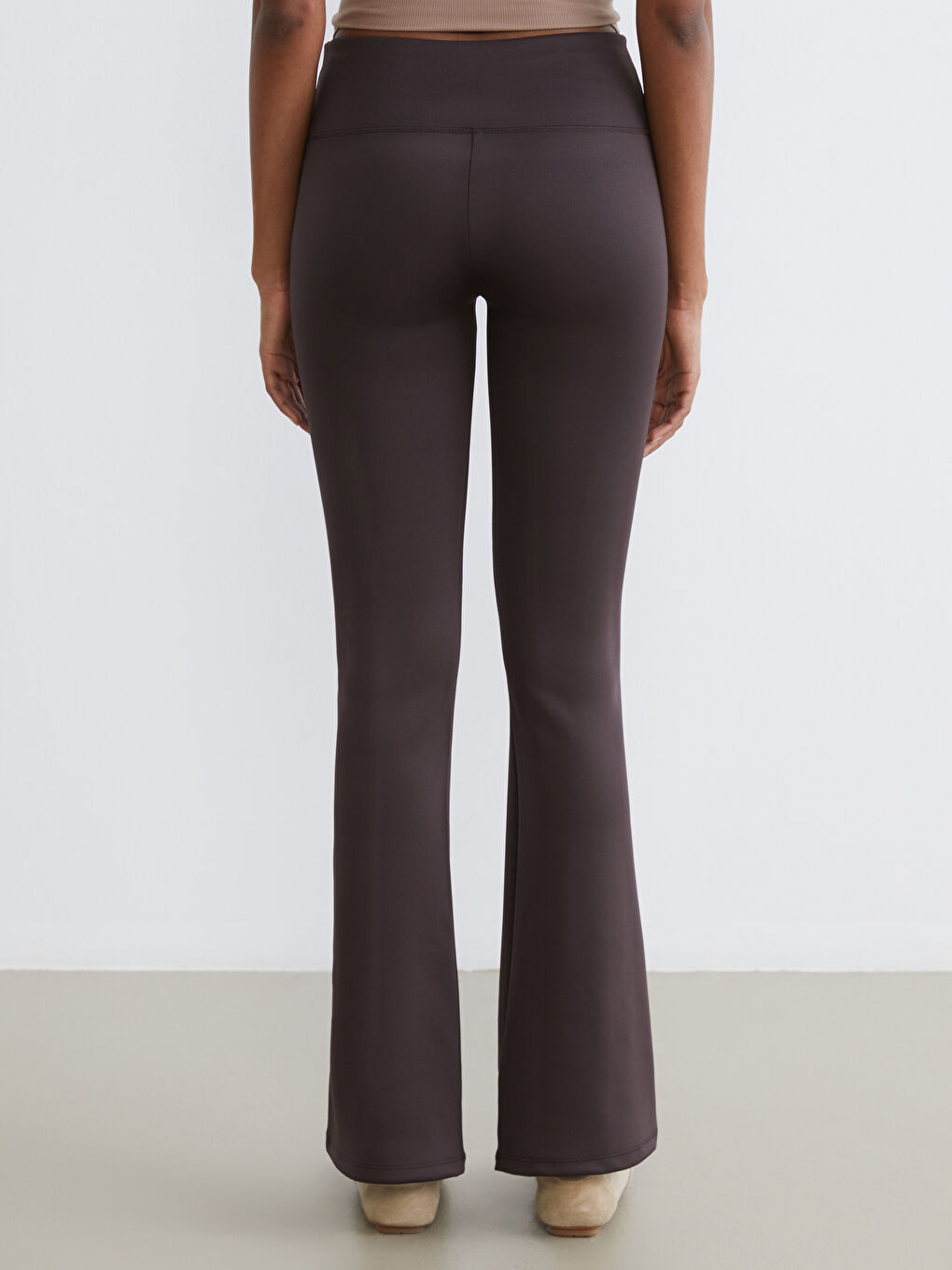 Sportske helanke sa elastičnim strukom i širokim nogavicama za žene-3