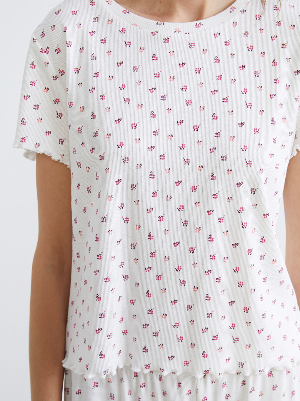 Ekru Bisiklet Yaka Çiçekli Kadın Pijama Takımı-2