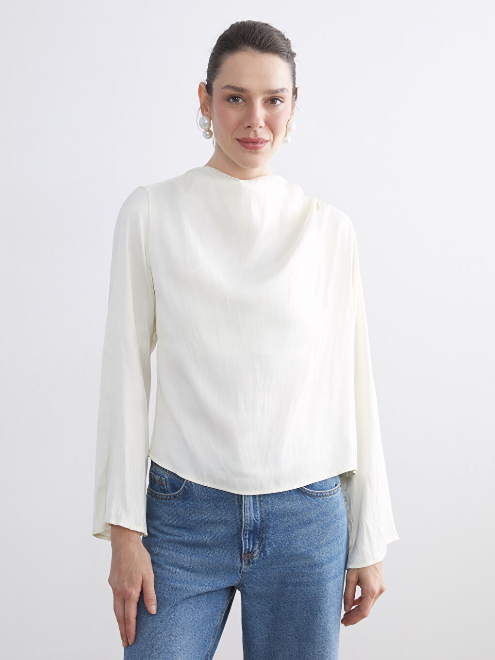 Ekru Dik Yaka Oversize Büzgülü Bluz