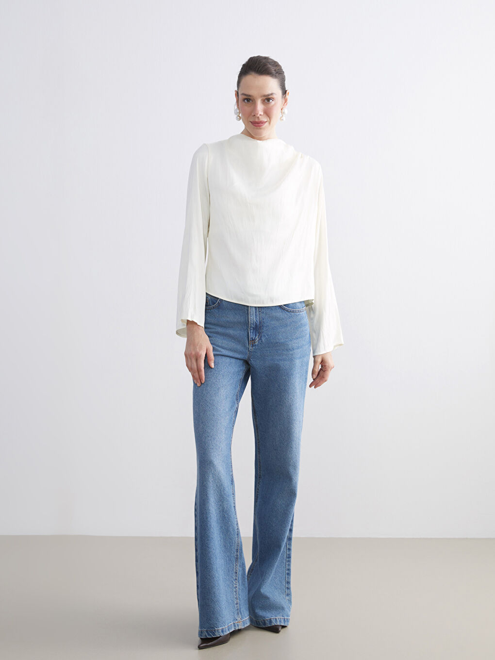 Ekru Dik Yaka Oversize Büzgülü Bluz-1