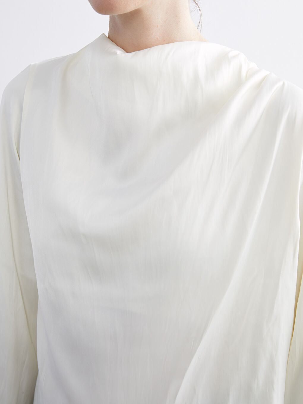 Ekru Dik Yaka Oversize Büzgülü Bluz-2