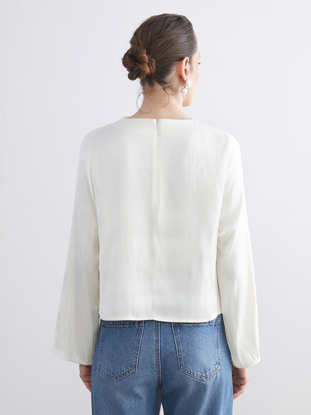 Ekru Dik Yaka Oversize Büzgülü Bluz-3