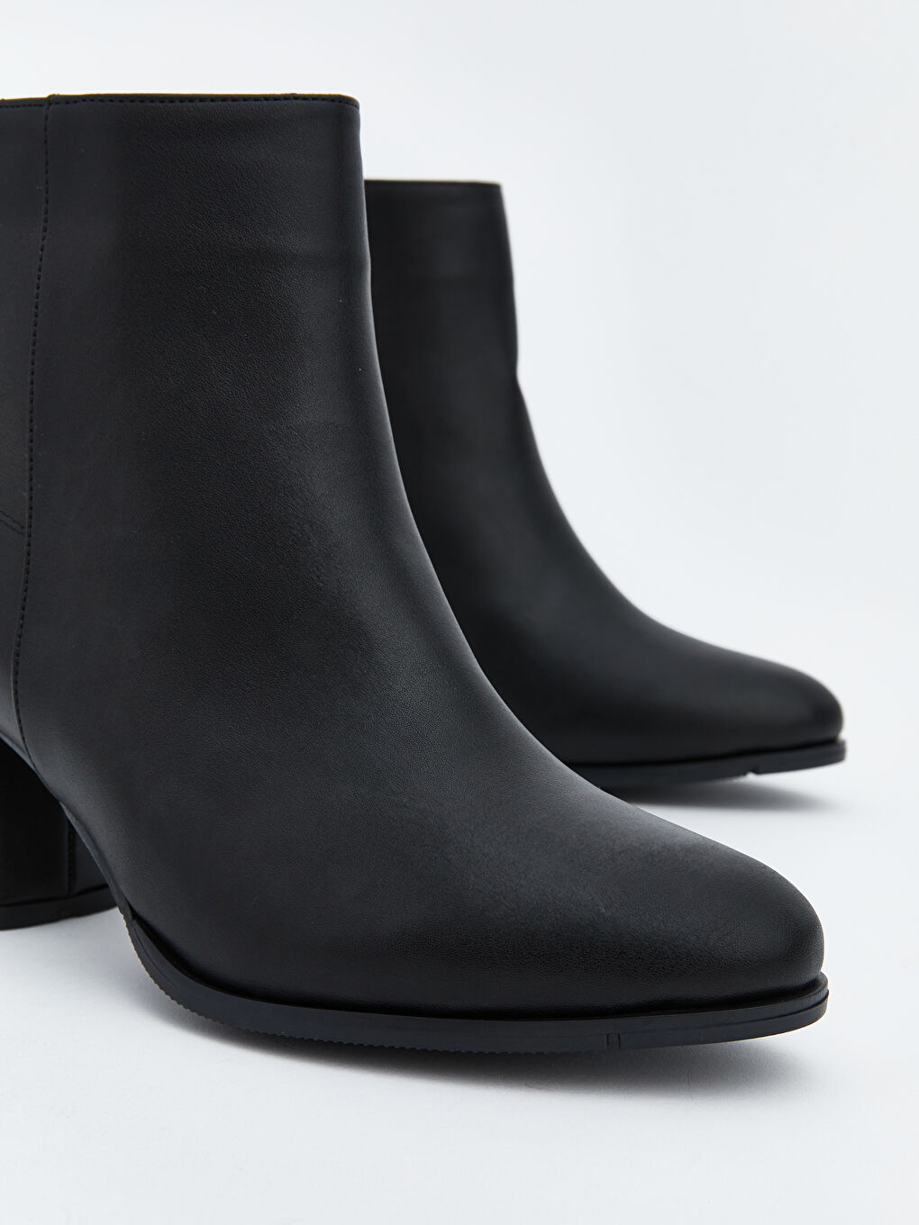 Siyah Deri Görünümlü Kadın Topuklu Bot-2