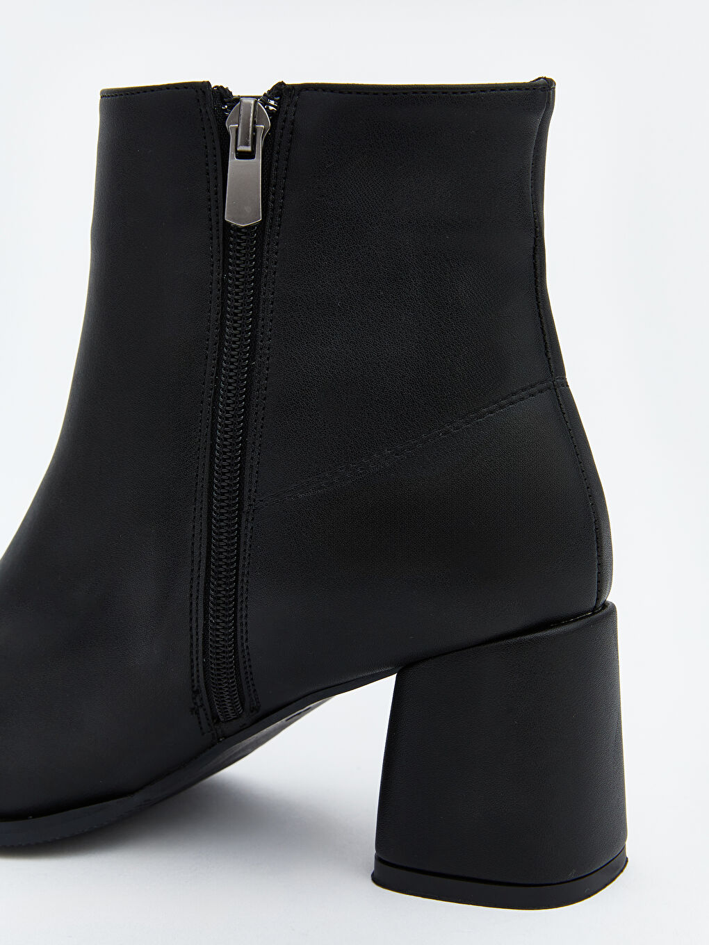 Siyah Deri Görünümlü Kadın Topuklu Bot-5