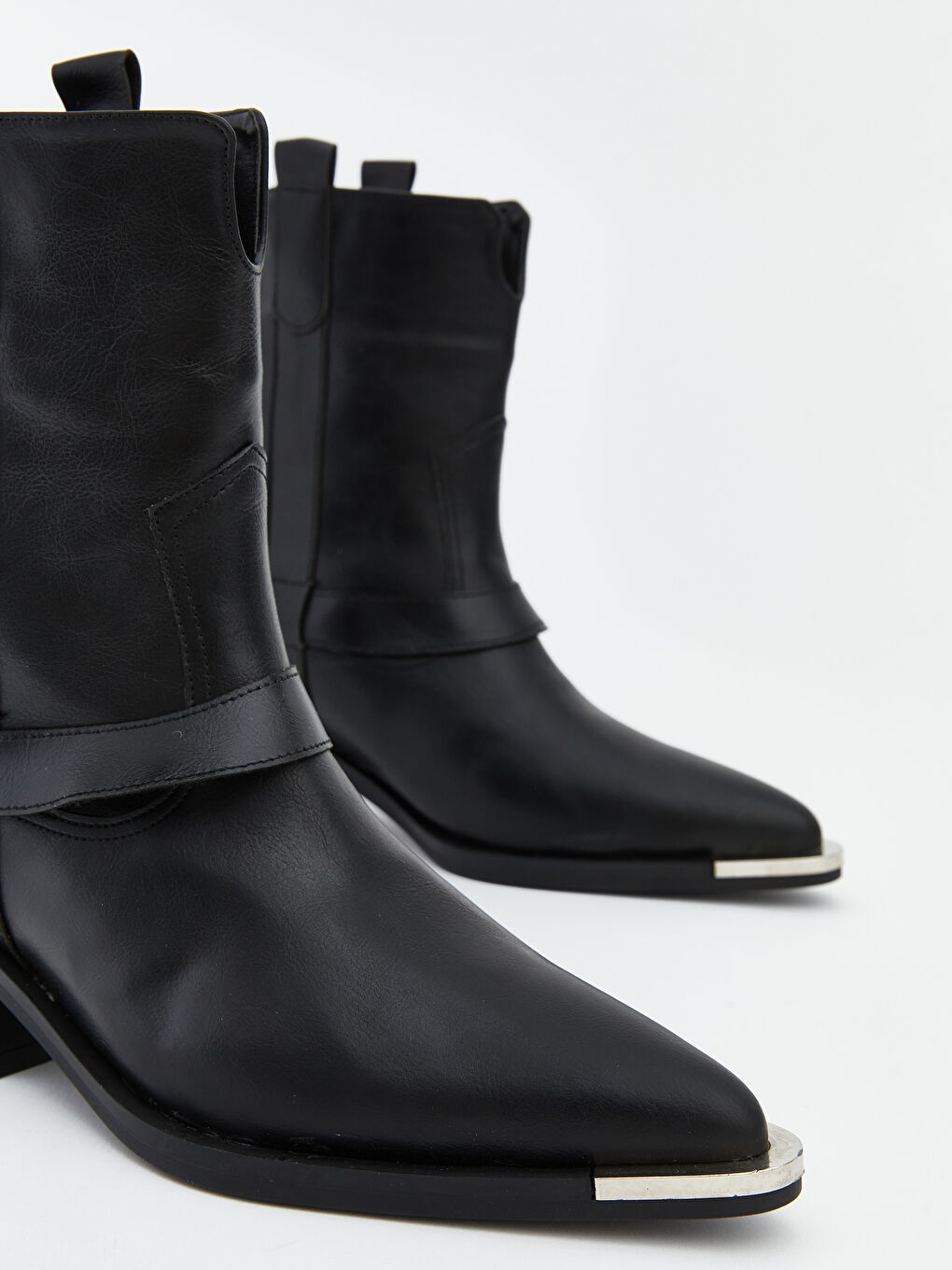 Siyah Deri Görünümlü Kadın Bot-2