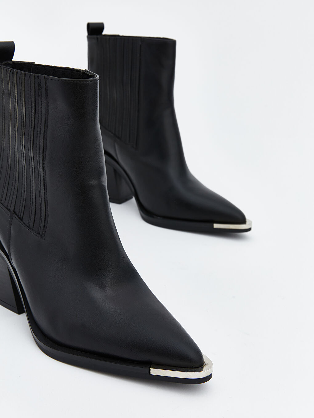 Siyah Deri Görünümlü Kadın Bot-2