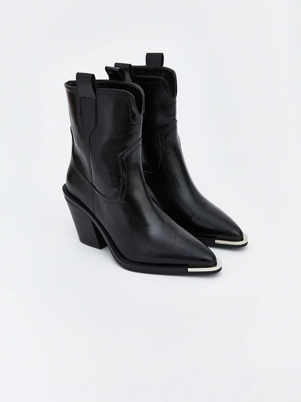 Siyah Sivri Burun Deri Görünümlü Kadın Bot