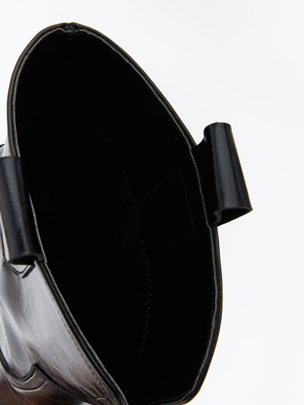 Siyah Sivri Burun Deri Görünümlü Kadın Bot-5