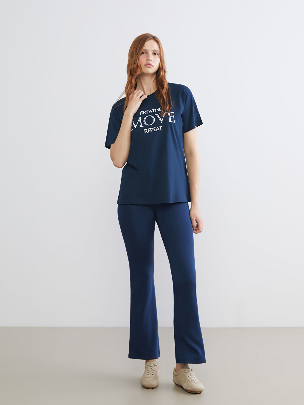 تیشێرتی وەرزشی چاپکراوی یه‌خه‌ خڕ بۆ ژنان-1