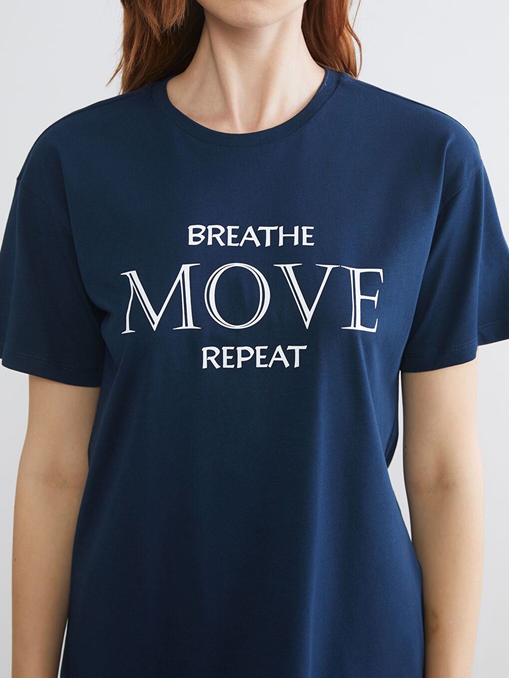 تیشێرتی وەرزشی چاپکراوی یه‌خه‌ خڕ بۆ ژنان-2