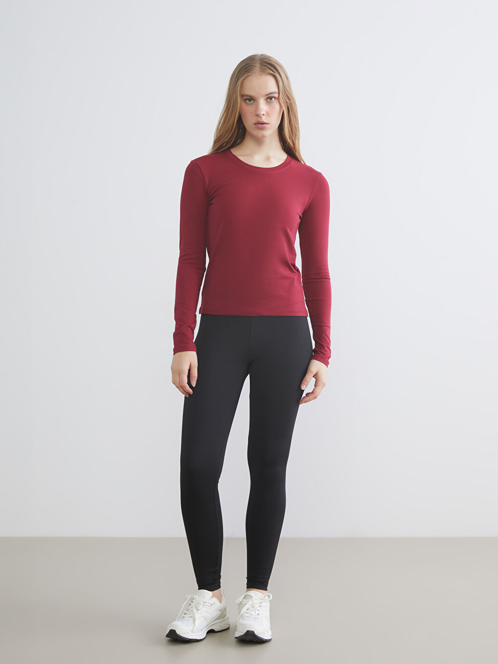 Спортивна футболка з круглим вирізом для жінок-1