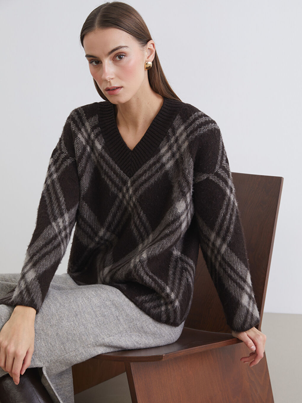 Kahverengi V Yaka Baklava Desenli Kadın Triko Kazak