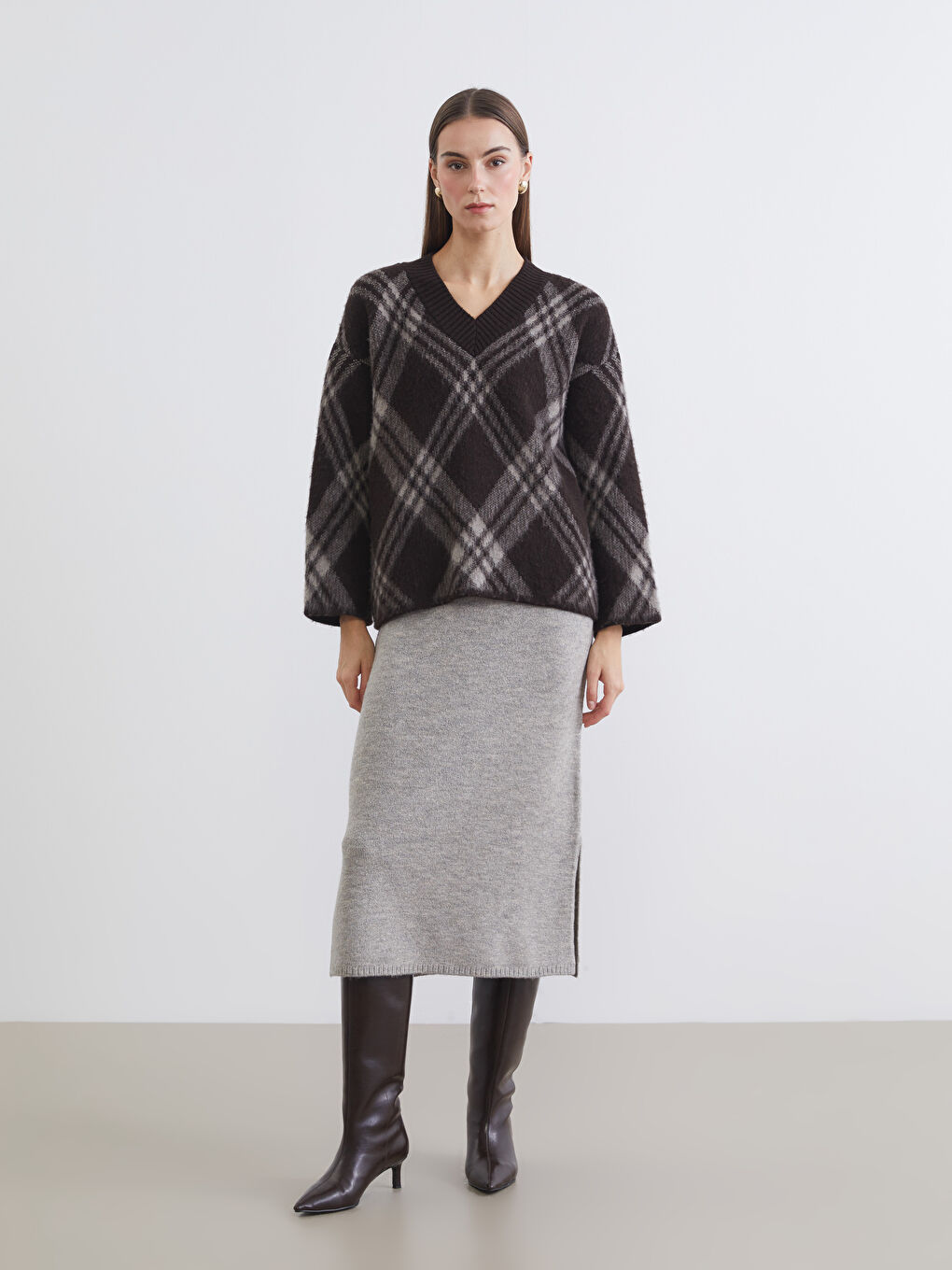 Kahverengi V Yaka Baklava Desenli Kadın Triko Kazak-1