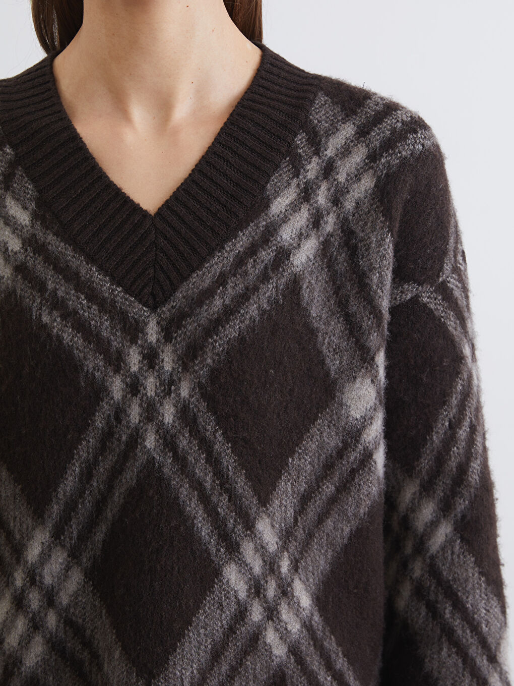 Kahverengi V Yaka Baklava Desenli Kadın Triko Kazak-2