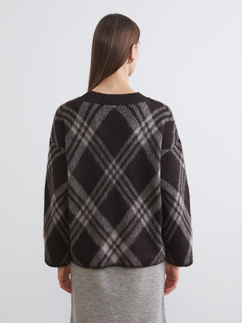 Kahverengi V Yaka Baklava Desenli Kadın Triko Kazak-3