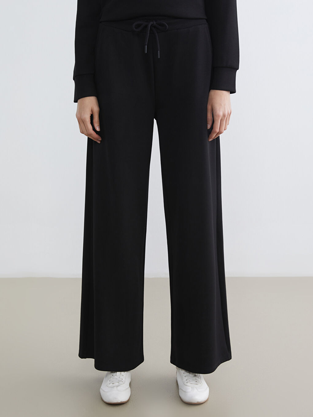 Siyah Beli Lastikli Geniş Paça Kadın Eşofman Altı-1