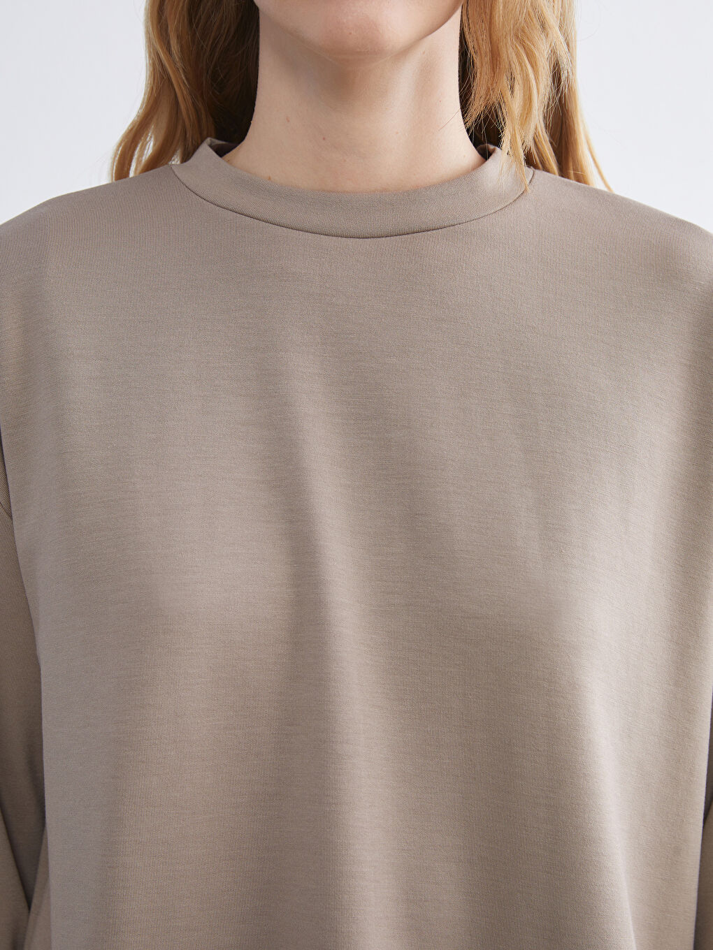 მრგვალი საყელო ოვერსაიზ ქალებისთვის თბილი ზედა-2