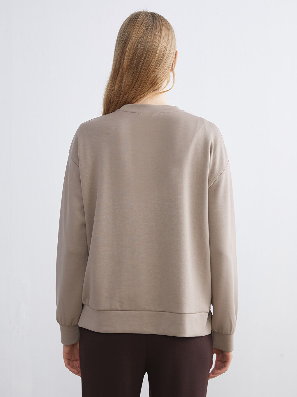 მრგვალი საყელო ოვერსაიზ ქალებისთვის თბილი ზედა-3